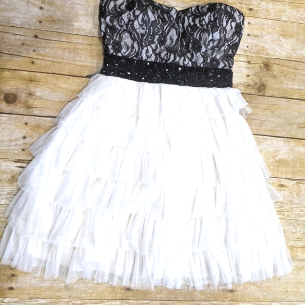 Deb Teen Formal Strapless Black and White Ruffle Dress Size 7